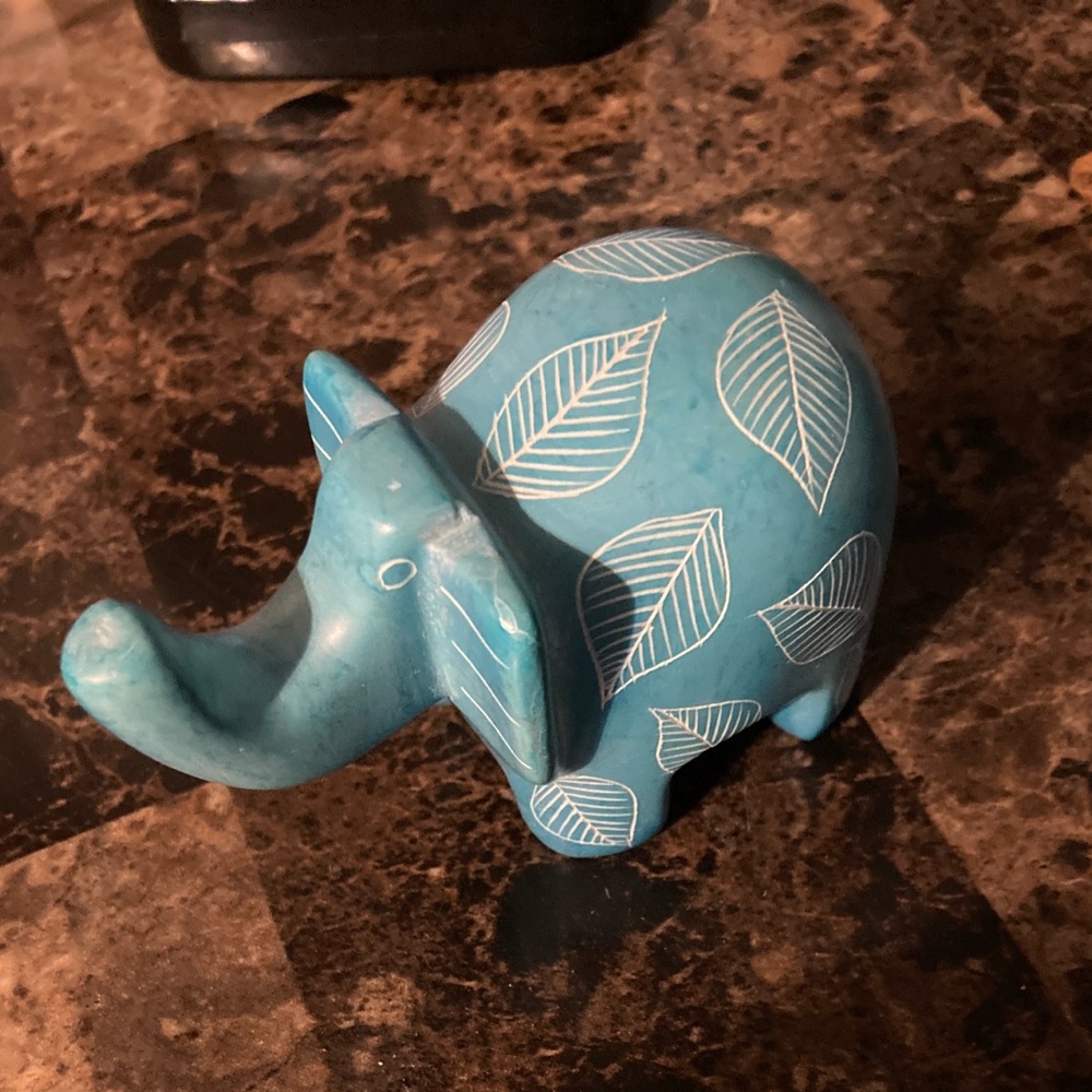 Hand-carved soapstone elephant tinted a charming turquoise with white detailing - Picture 3 of 6
